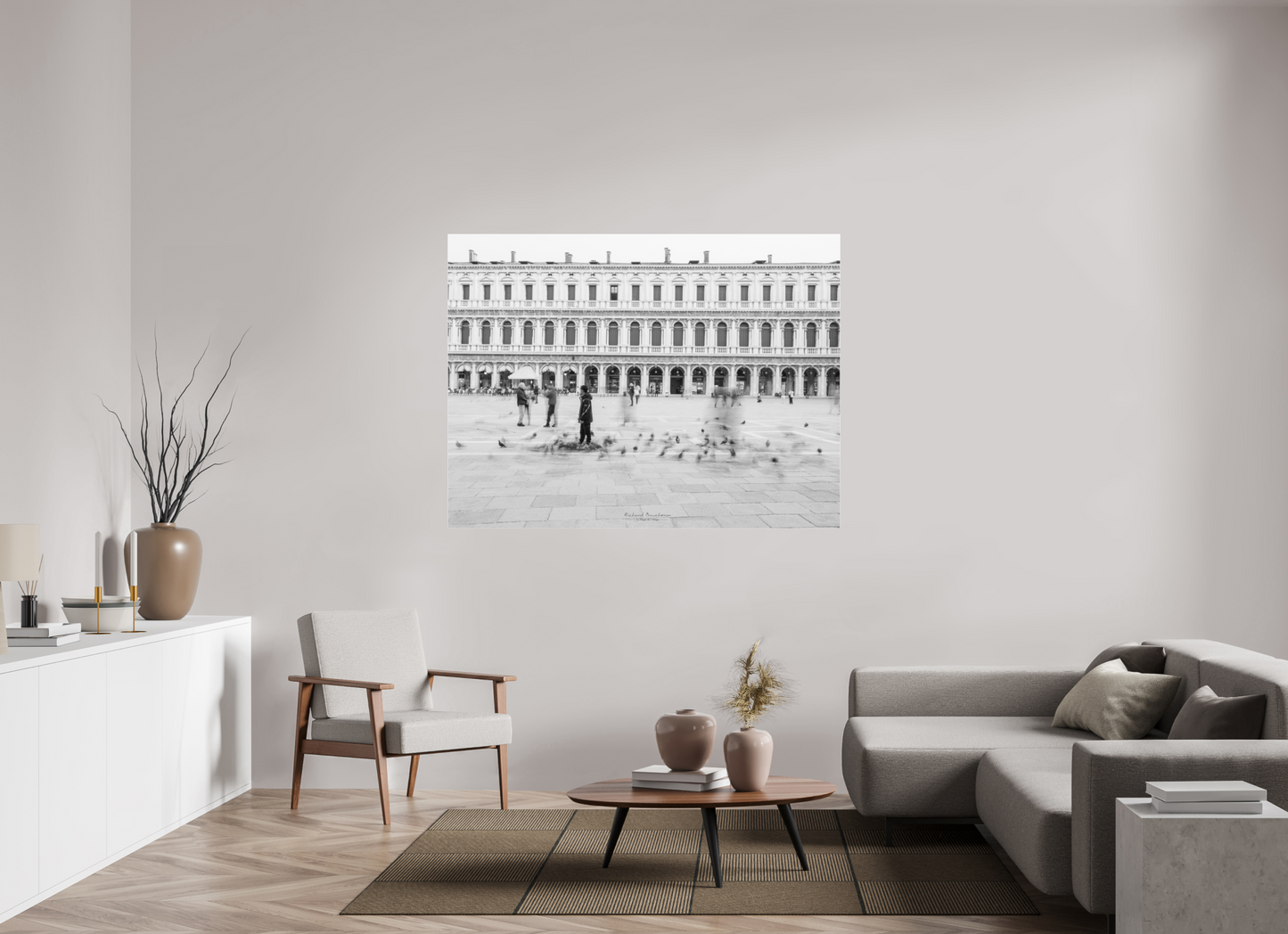 160 x 120 cm, Tirage noir et blanc sur plaque alu, avec une protection en plexiglass (durabilité-profondeur) Dans le mouvement de la place Saint-Marc – Photographie noir et blanc