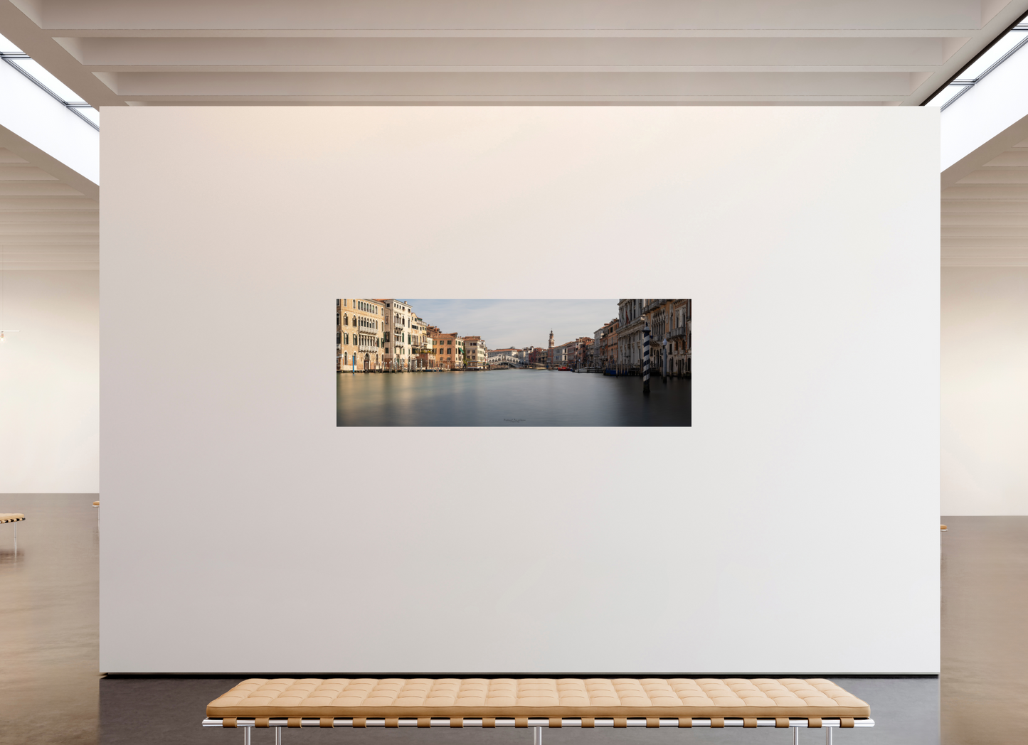 221,6 x 80 cm, Tirage couleur sur support solide en aluminium, recouvert d’une protection transparente (plexiglas). Venise dorée, le Grand Canal dans la lumière éternelle