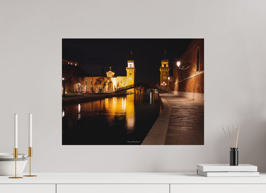 60 x 45 cm, Impression directe couleur ou noir et blanc sur plaque d'aluminium (Solidité-Durabilité) Venise nocturne – L’Arsenal illuminé et ses ponts historiques