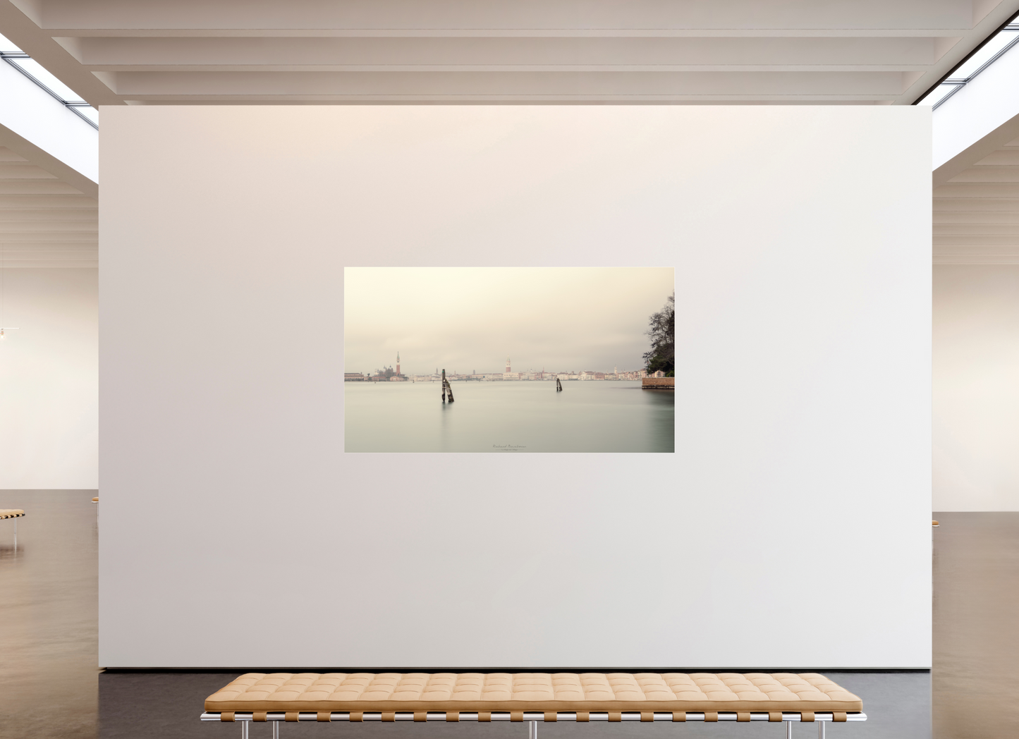 208 x 117 cm, Tirage couleur sur support solide en aluminium, recouvert d’une protection transparente (plexiglas). Venise voilée de brume au lever du jour