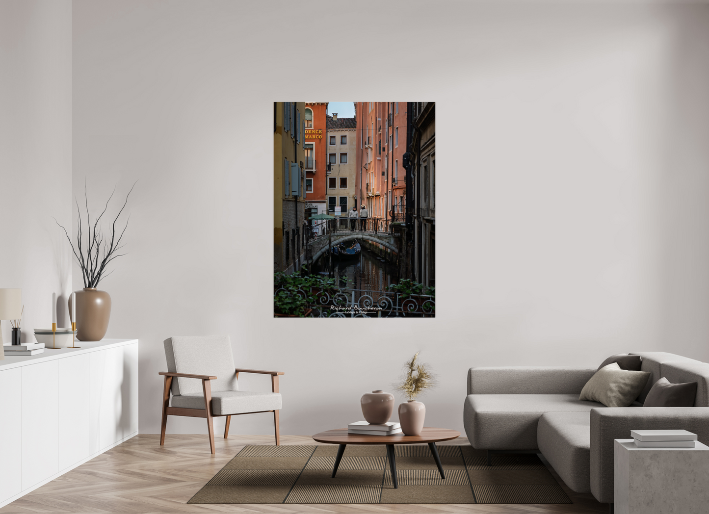 120 x 160 cm, Tirage couleur sur support solide en aluminium, recouvert d’une protection transparente (plexiglas). Scène Authentique de Venise — Gondoliers sur un Pont Historique
