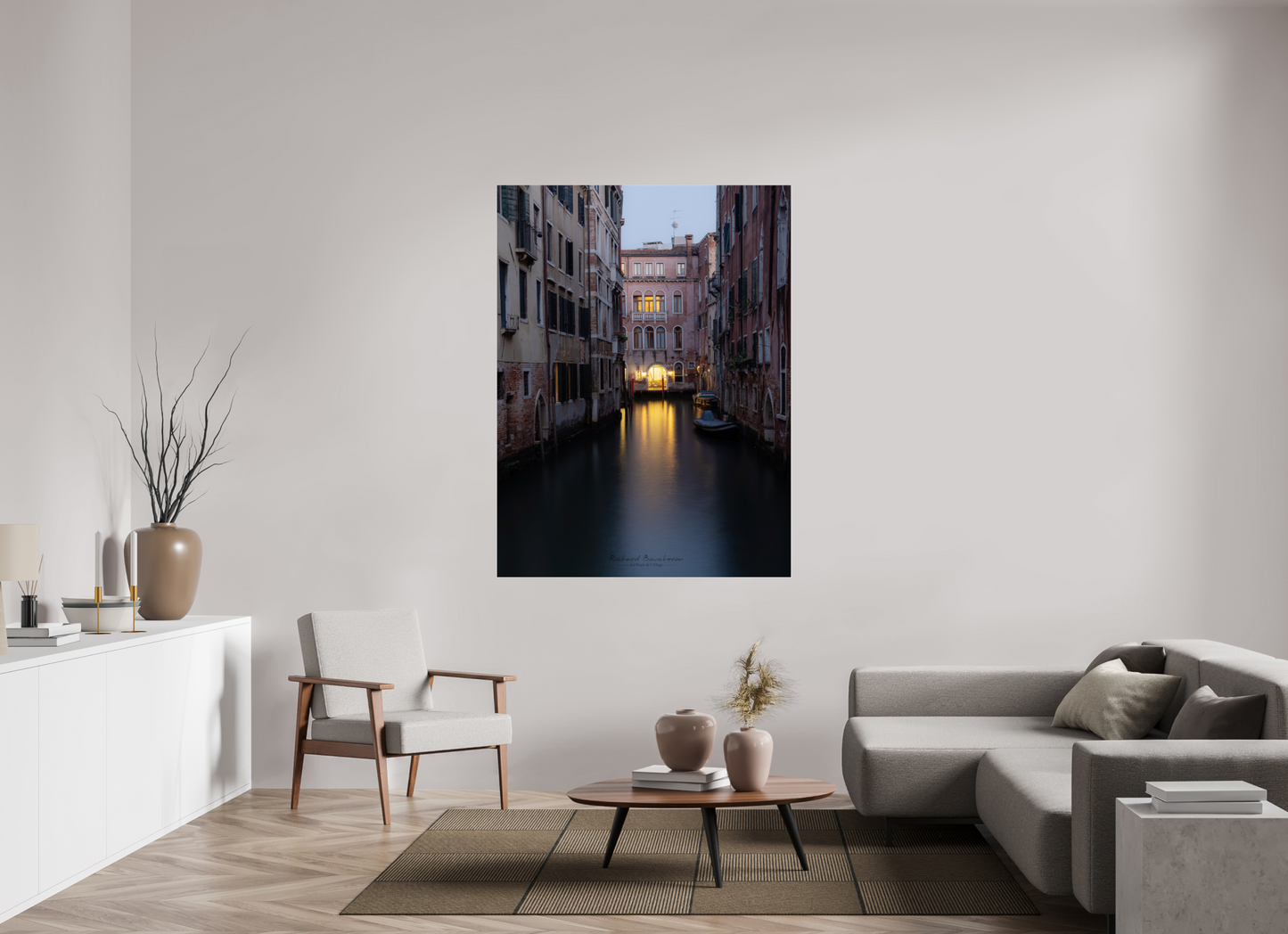 120 x 160 cm, Tirage couleur sur support solide en aluminium, recouvert d’une protection transparente (plexiglas). Venise au Crépuscule : Canal Illuminé et Atmosphère Romantique