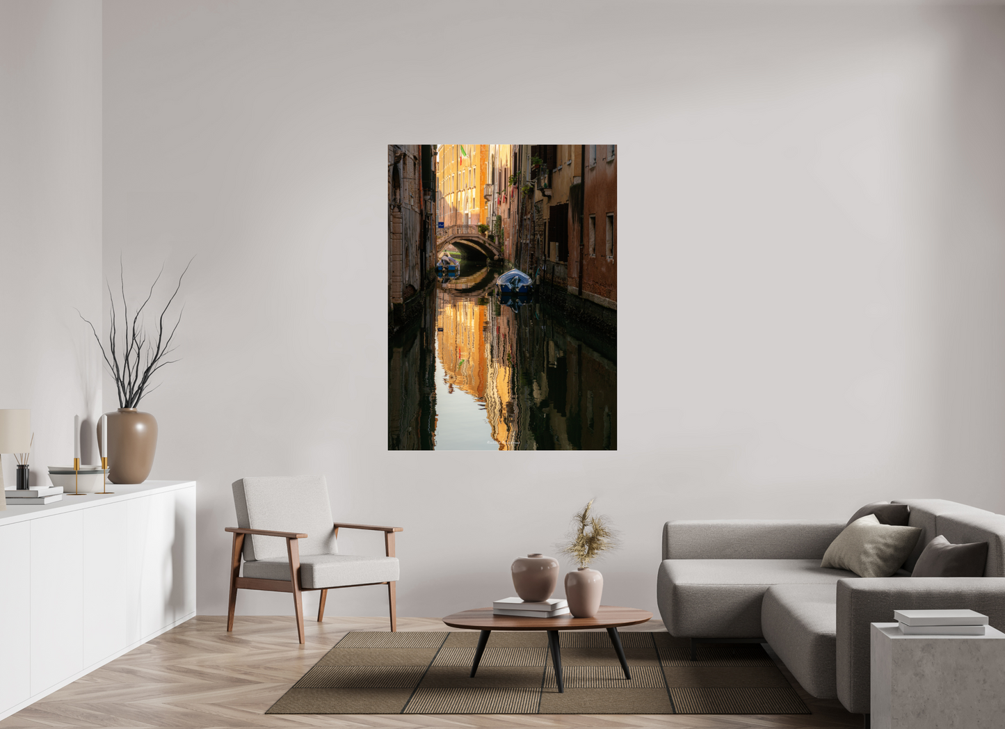 120 x 160 cm, Tirage couleur sur support solide en aluminium, recouvert d’une protection transparente (plexiglas). Venise intime : un canal silencieux baigné de lumière