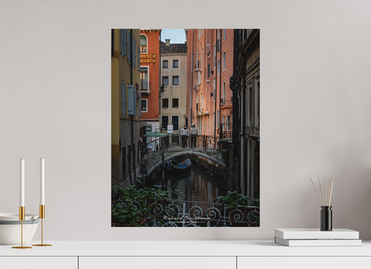 45 x 60 cm, Impression directe couleur ou noir et blanc sur plaque d'aluminium (Solidité-Durabilité) Scène Authentique de Venise — Gondoliers sur un Pont Historique