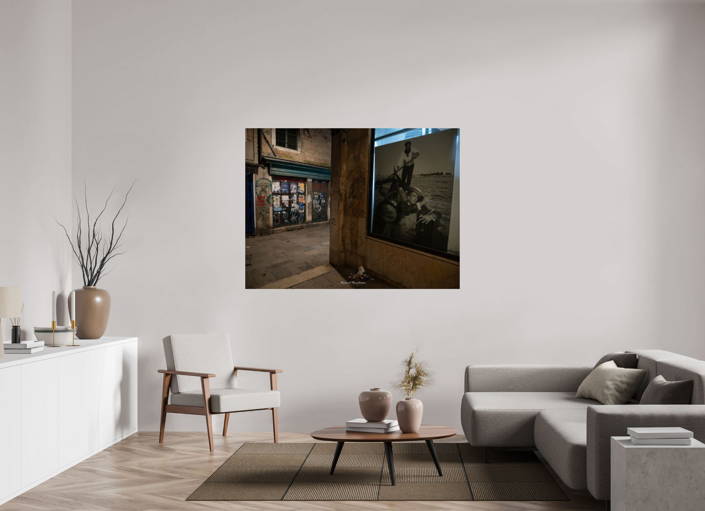 160 x 120 cm, Tirage couleur sur support solide en aluminium, recouvert d’une protection transparente (plexiglas). “Venise entre ombre et mémoire : art urbain et gondole intemporelle”