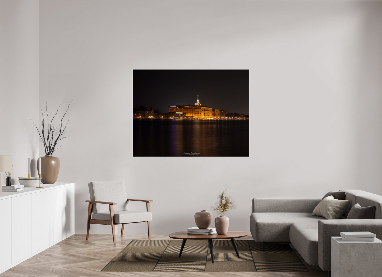 160 x 120 cm, Tirage couleur sur support solide en aluminium, recouvert d’une protection transparente (plexiglas). “Architecture historique illuminée de nuit – Reflets sur le canal et ambiance sereine”