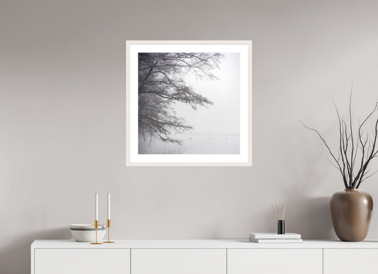 60 x 60 cm, Tirage Fine Art 30×40 cm — Passe-partout — Cadre Au petit matin, dans la brume | Photographie paysage hivernal minimaliste noir et blanc