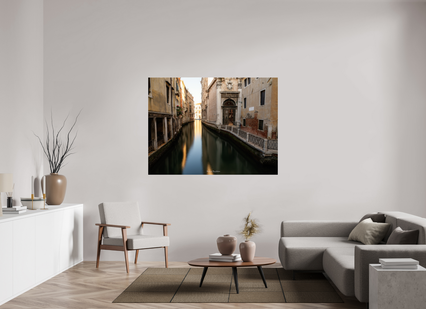 160 x 120 cm, Tirage couleur sur support solide en aluminium, recouvert d’une protection transparente (plexiglas). Venise au crépuscule : canal silencieux et lumière dorée