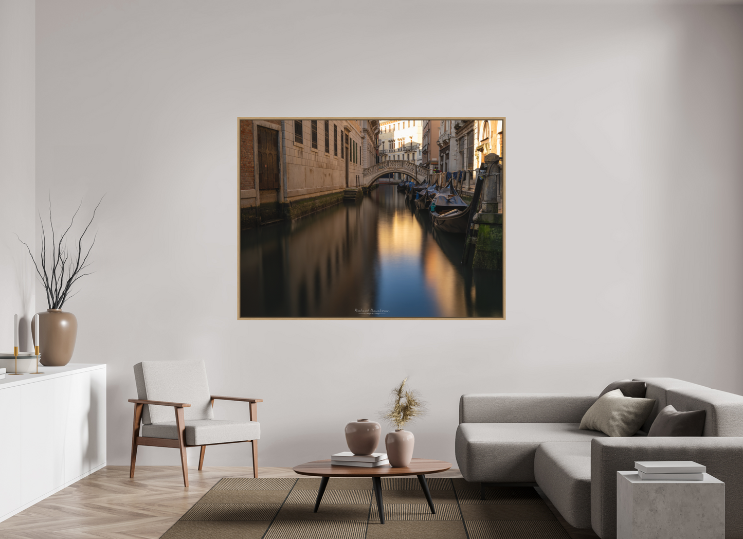180 x 135 cm, Impression sur Forex (léger/rigide) + encadrement caisse américaine (effet flottant) Venise au crépuscule – Pont de pierre et gondoles sur un canal silencieux