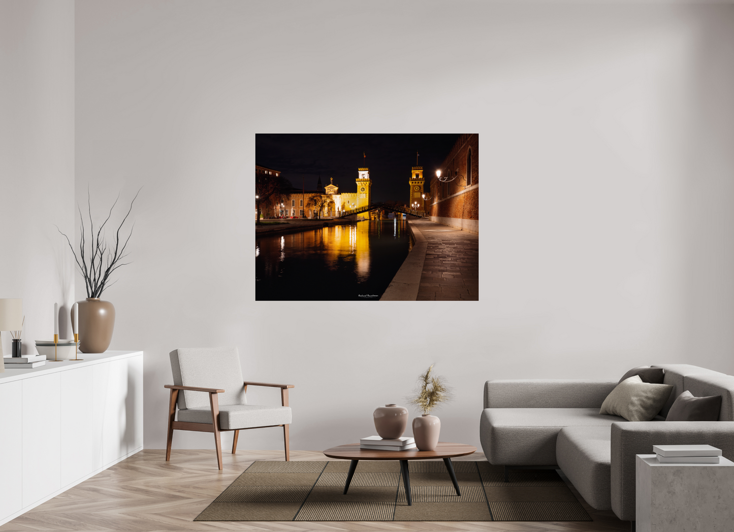 160 x 120 cm, Tirage couleur sur support solide en aluminium, recouvert d’une protection transparente (plexiglas). Venise nocturne – L’Arsenal illuminé et ses ponts historiques