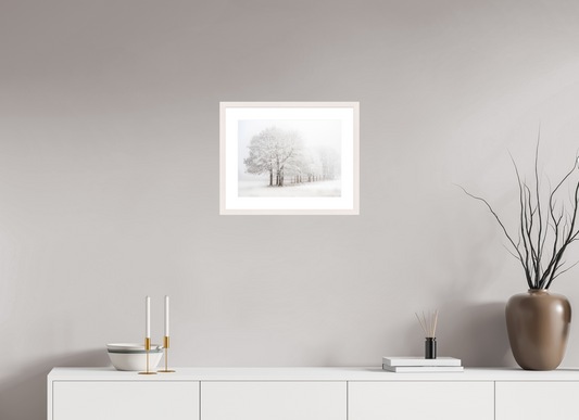 40 x 30 cm, Tirage Fine Art 30×40 cm — Passe-partout — Cadre Arbres givrés dans un paysage enneigé et brumeux