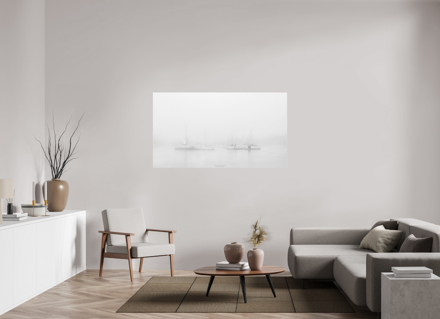 160 x 90 cm, Tirage noir et blanc sur plaque alu, avec une protection en plexiglass (durabilité-profondeur) Mâts et brume – paysage marin apaisant