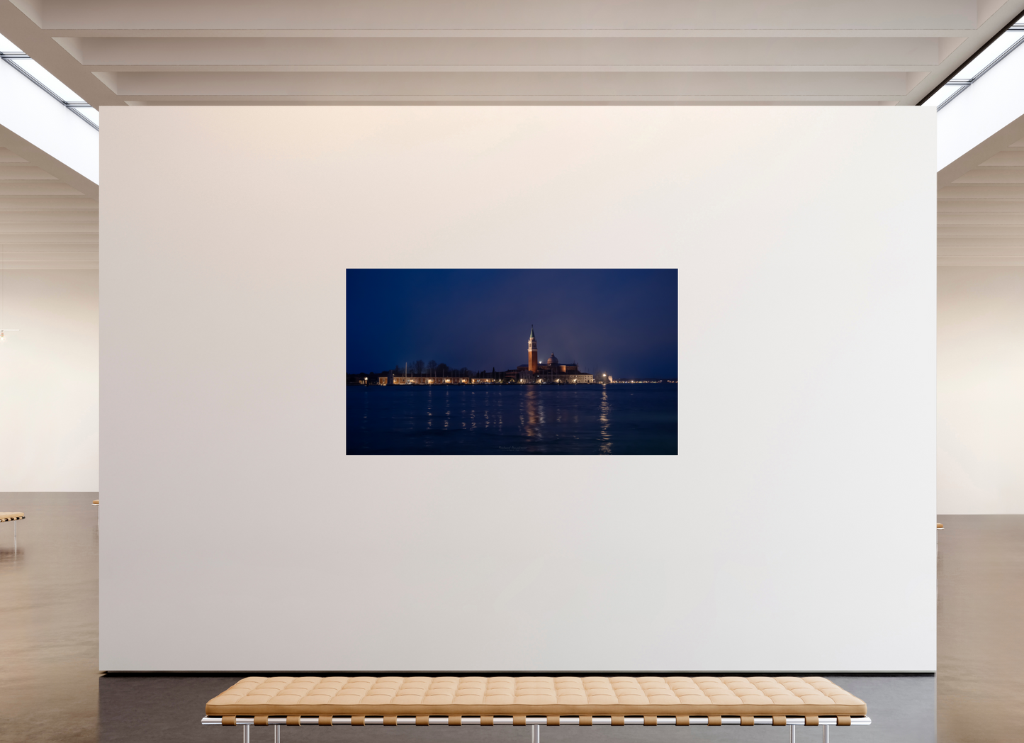 208 x 117 cm, Tirage couleur sur support solide en aluminium, recouvert d’une protection transparente (plexiglas). Venice Nocturne – Lights of San Giorgio Maggiore