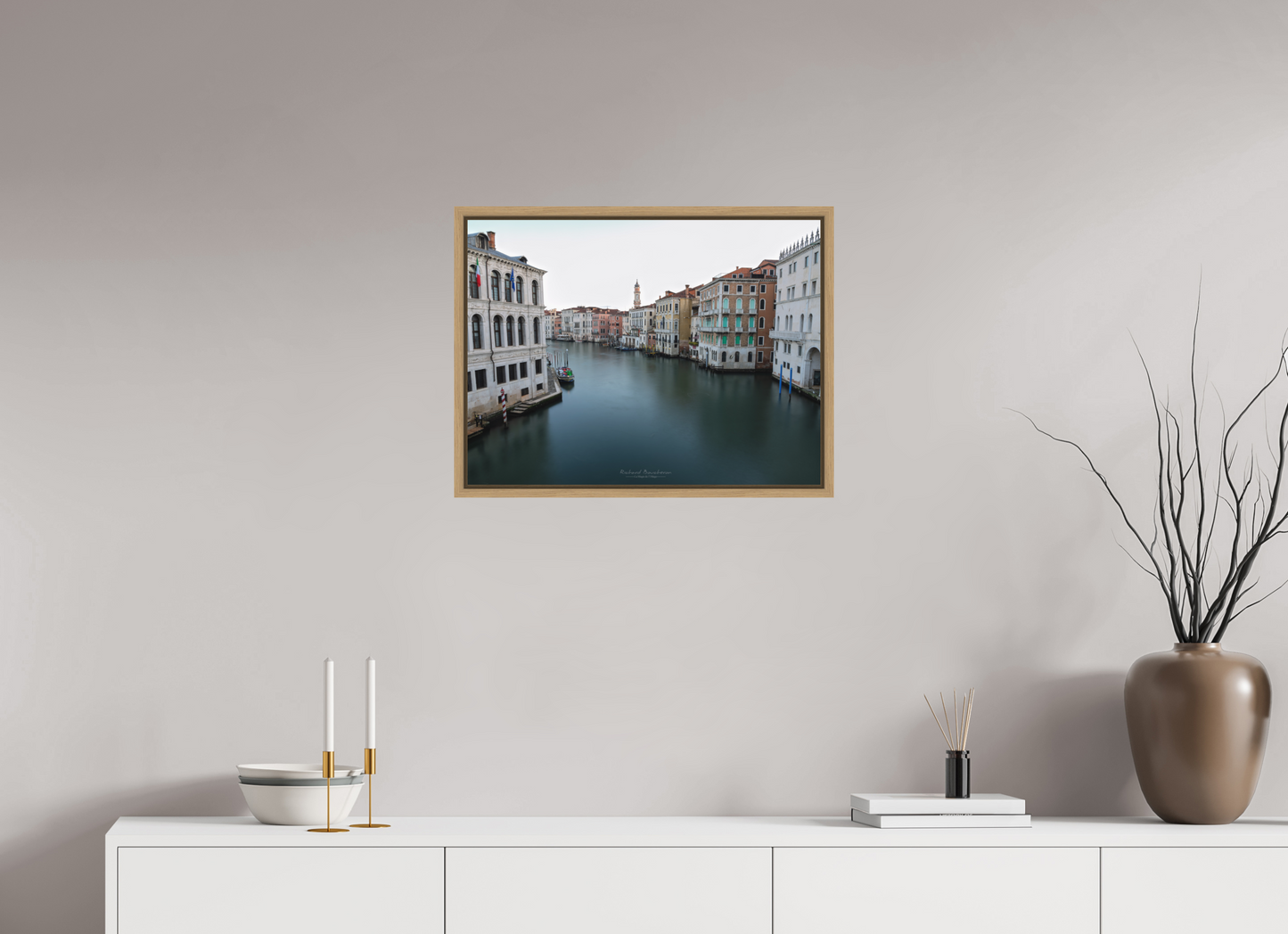 60 x 45 cm, Impression sur support rigide (Forex) avec cadre élégant type “caisse américaine” Venise au fil de l’eau – vue calme du Grand Canal et palais vénitiens