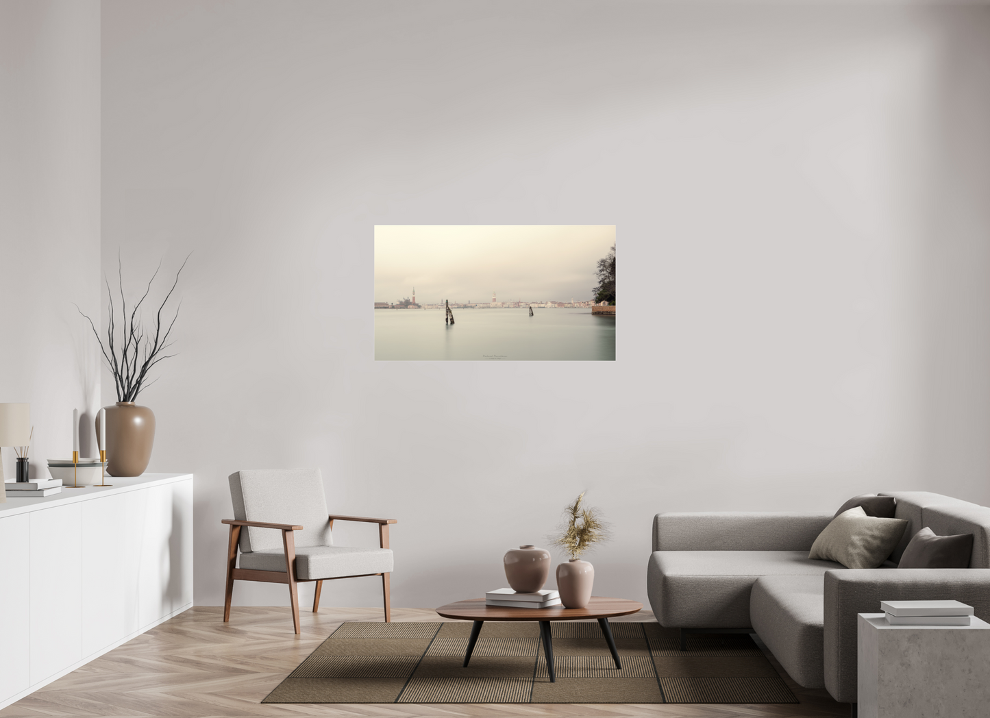 128 x 72 cm, Tirage couleur sur support solide en aluminium, recouvert d’une protection transparente (plexiglas). Venise voilée de brume au lever du jour