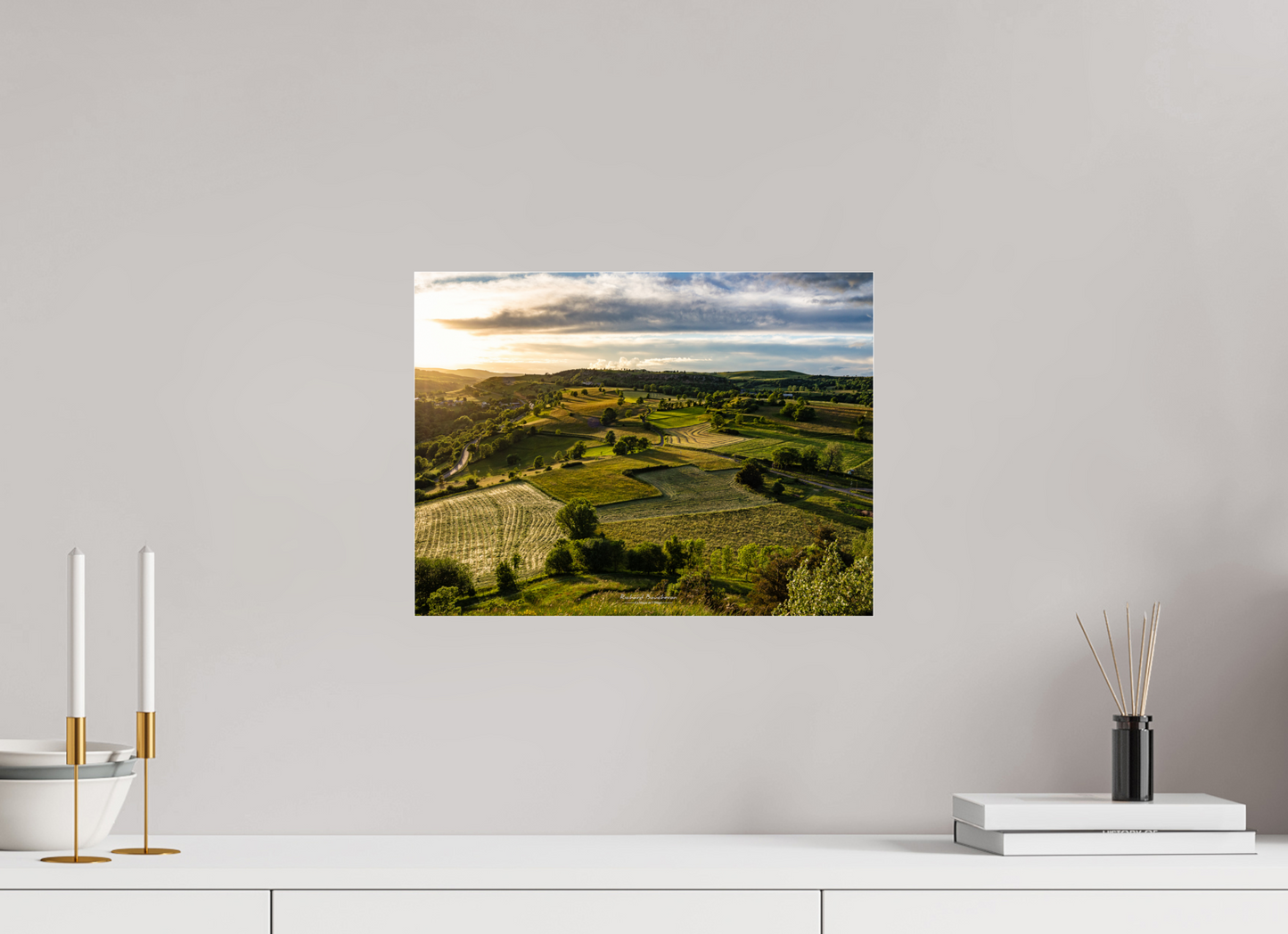40 x 30 cm, Tirage couleur sur support solide en aluminium, recouvert d’une protection transparente (plexiglas). Paysage d'Auvergne en période de fenaison
