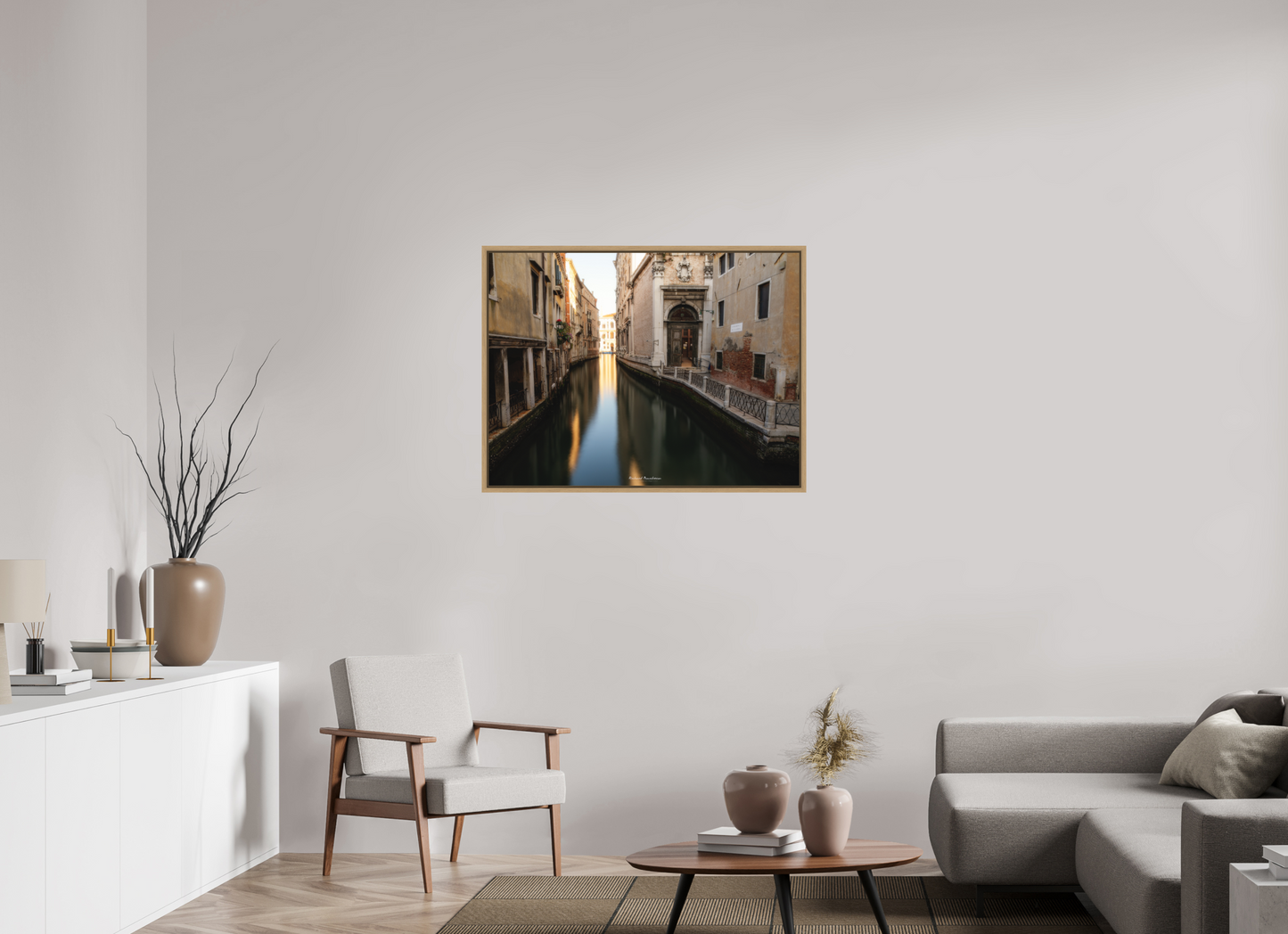 100 x 75 cm, Impression sur support rigide (Forex) avec cadre élégant type “caisse américaine” Venise au crépuscule : canal silencieux et lumière dorée
