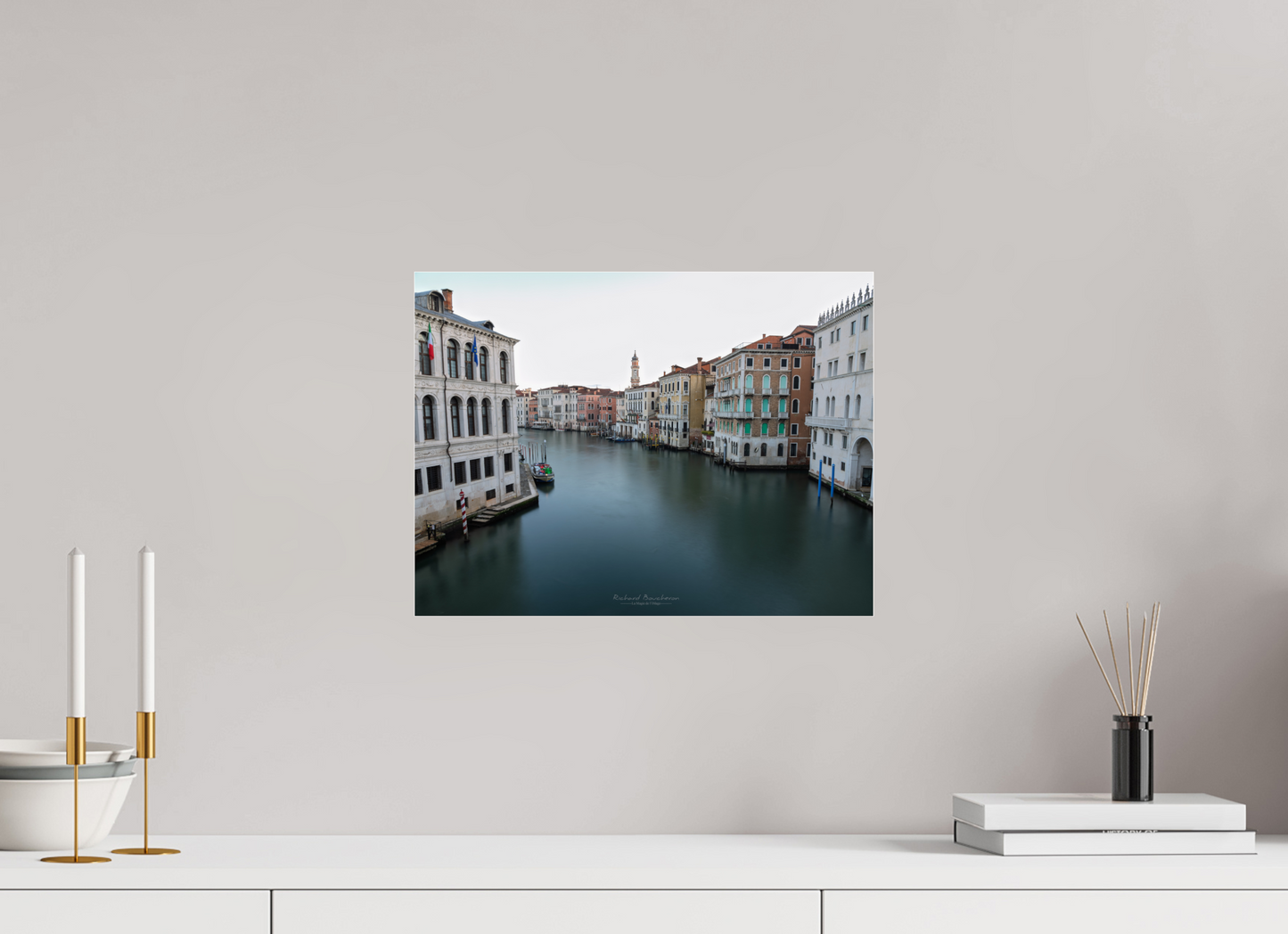 40 x 30 cm, Tirage couleur sur support solide en aluminium, recouvert d’une protection transparente (plexiglas). Venise au fil de l’eau – vue calme du Grand Canal et palais vénitiens
