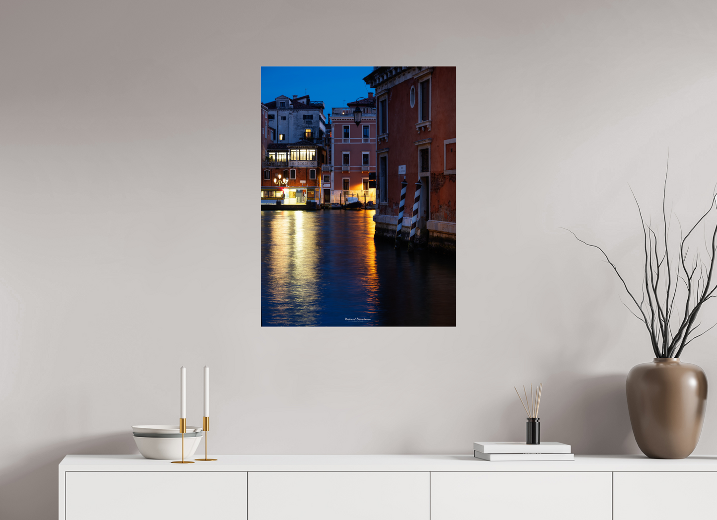 60 x 80 cm, Tirage couleur sur support solide en aluminium, recouvert d’une protection transparente (plexiglas). Venise de Nuit : Ambiance Poétique sur les Canaux Illuminés