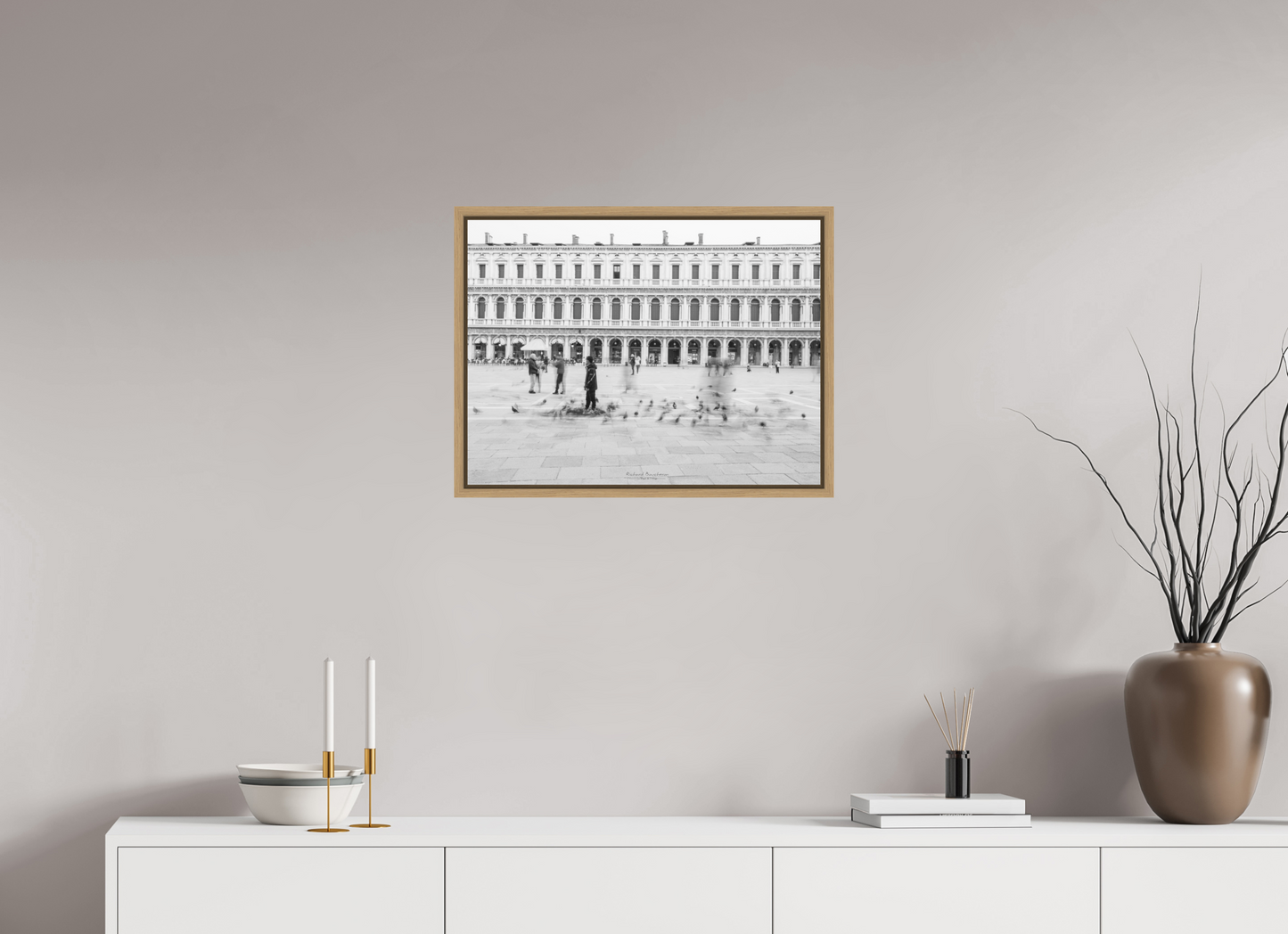 60 x 45 cm, Impression sur support rigide (Forex) avec cadre élégant type “caisse américaine” Dans le mouvement de la place Saint-Marc – Photographie noir et blanc