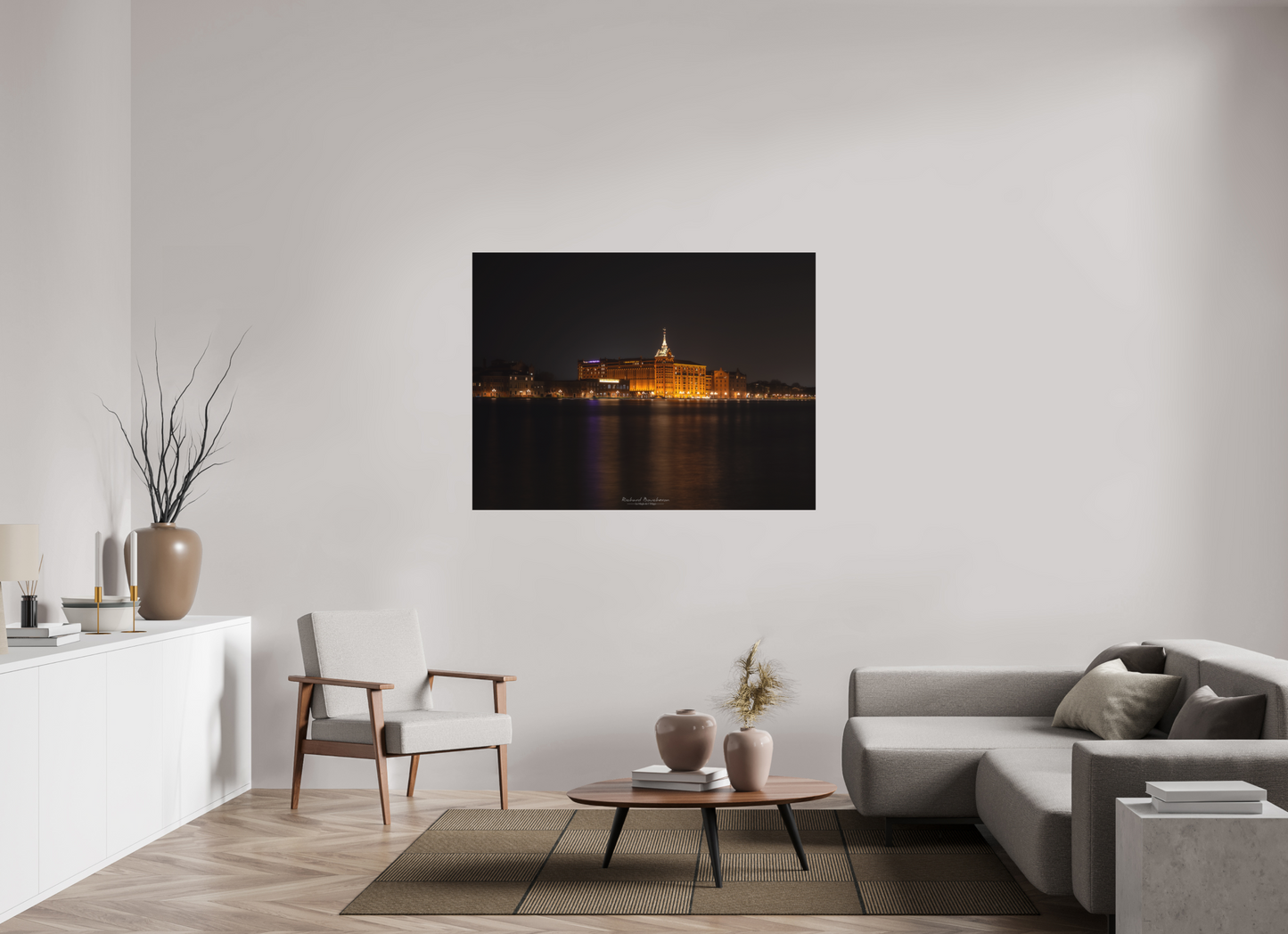 140 x 105 cm, Impression directe couleur ou noir et blanc sur plaque d'aluminium (Solidité-Durabilité) “Architecture historique illuminée de nuit – Reflets sur le canal et ambiance sereine”