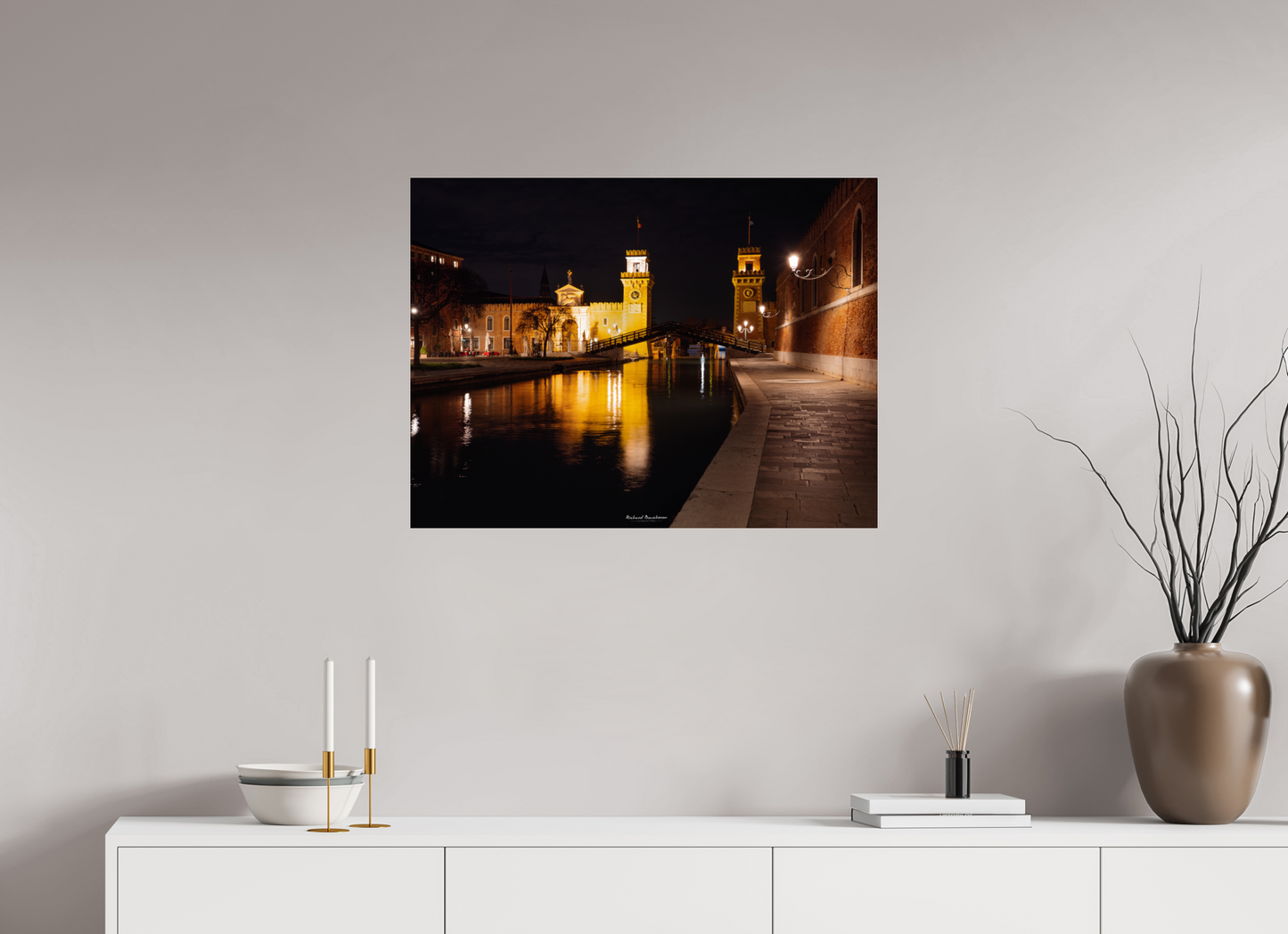 80 x 60 cm, Tirage couleur sur support solide en aluminium, recouvert d’une protection transparente (plexiglas). Venise nocturne – L’Arsenal illuminé et ses ponts historiques
