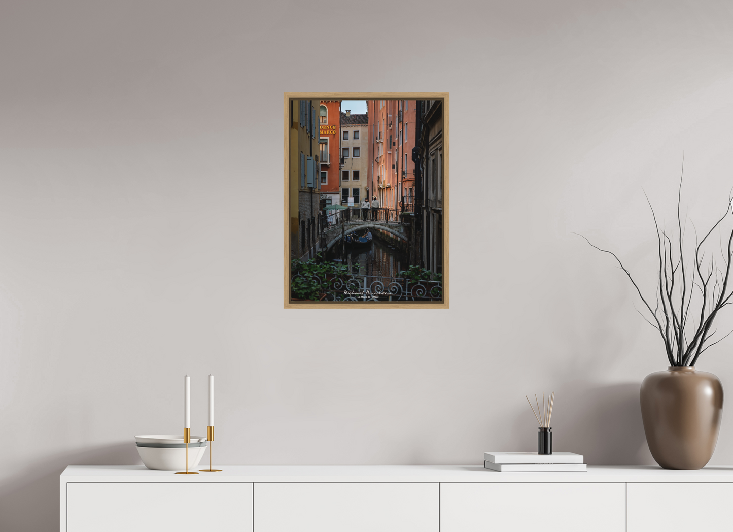 45 x 60 cm, Impression sur support rigide (Forex) avec cadre élégant type “caisse américaine” Scène Authentique de Venise — Gondoliers sur un Pont Historique