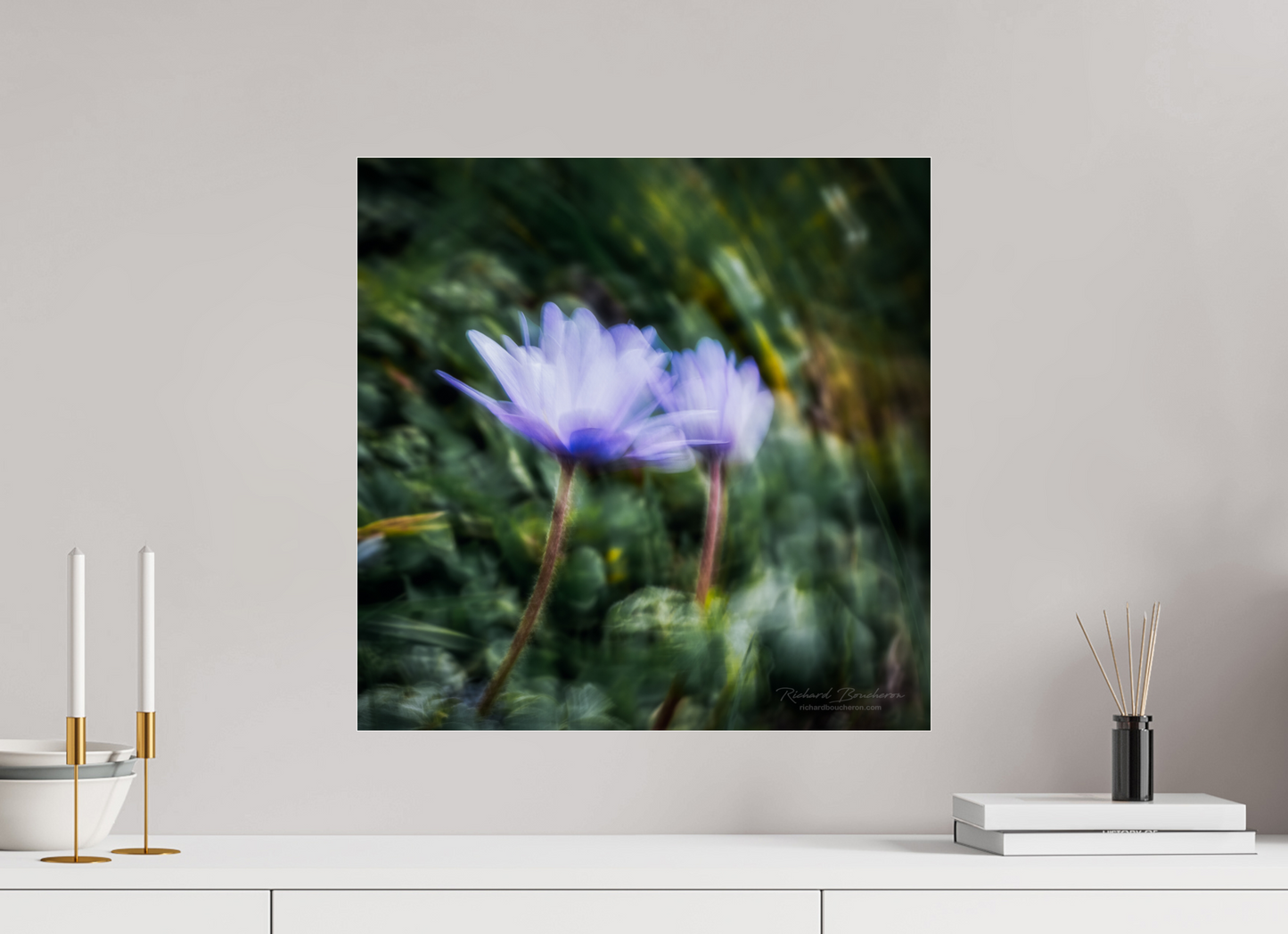 50 x 50 cm, Tirage couleur sur support solide en aluminium, recouvert d’une protection transparente (plexiglas). Le vent nous anime