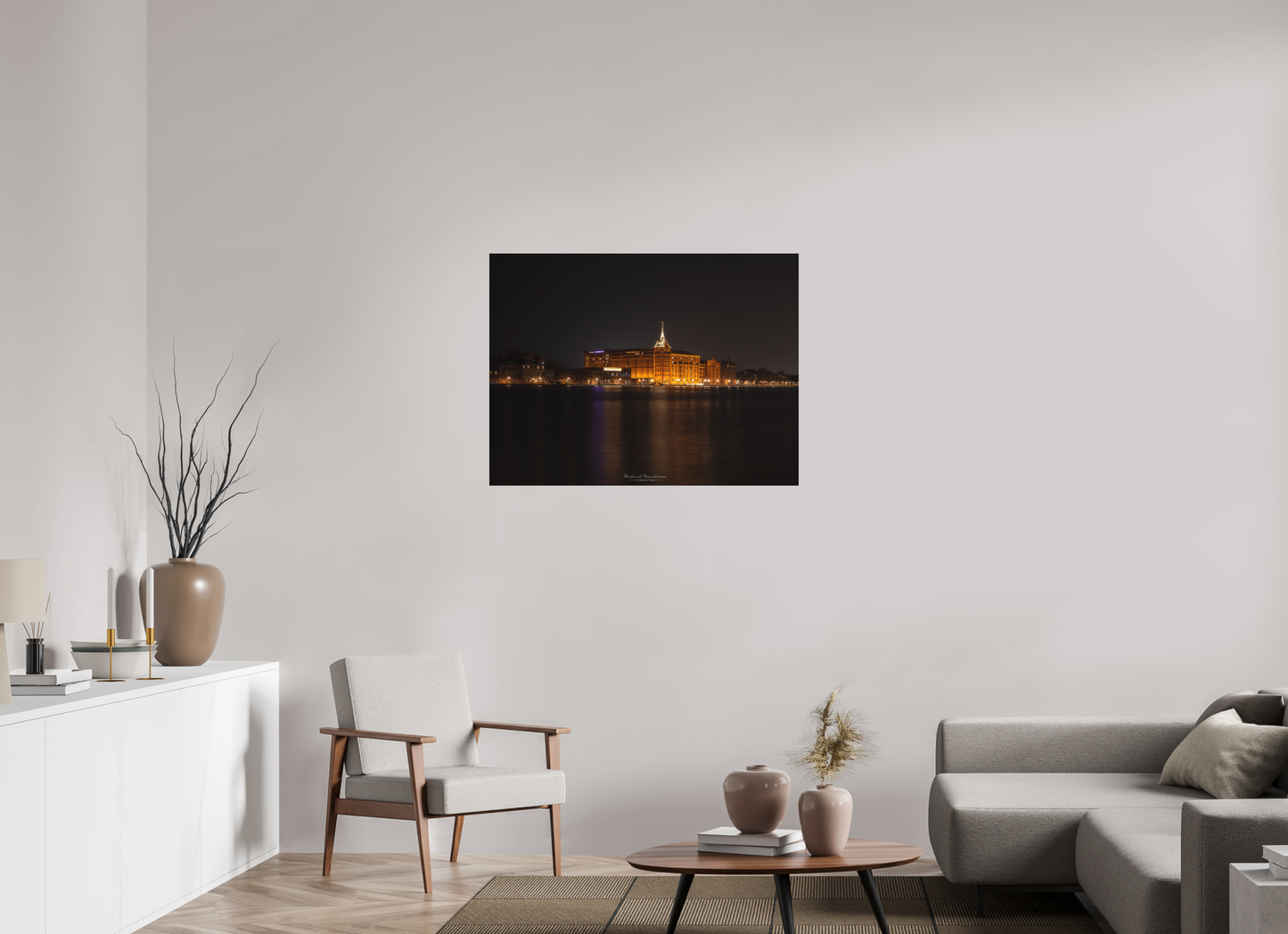 100 x 75 cm, Impression directe couleur ou noir et blanc sur plaque d'aluminium (Solidité-Durabilité) “Architecture historique illuminée de nuit – Reflets sur le canal et ambiance sereine”