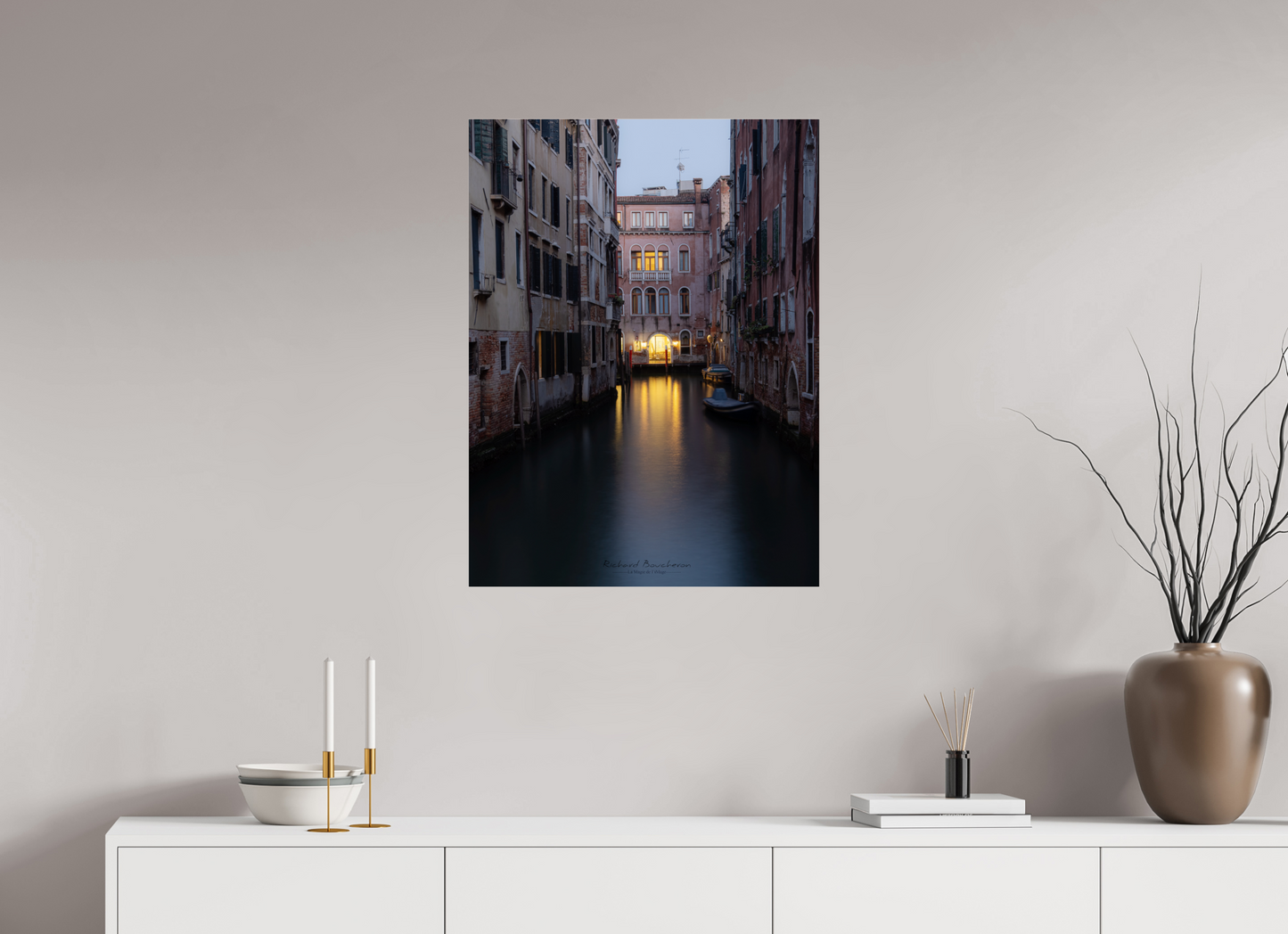 60 x 80 cm, Tirage couleur sur support solide en aluminium, recouvert d’une protection transparente (plexiglas). Venise au Crépuscule : Canal Illuminé et Atmosphère Romantique