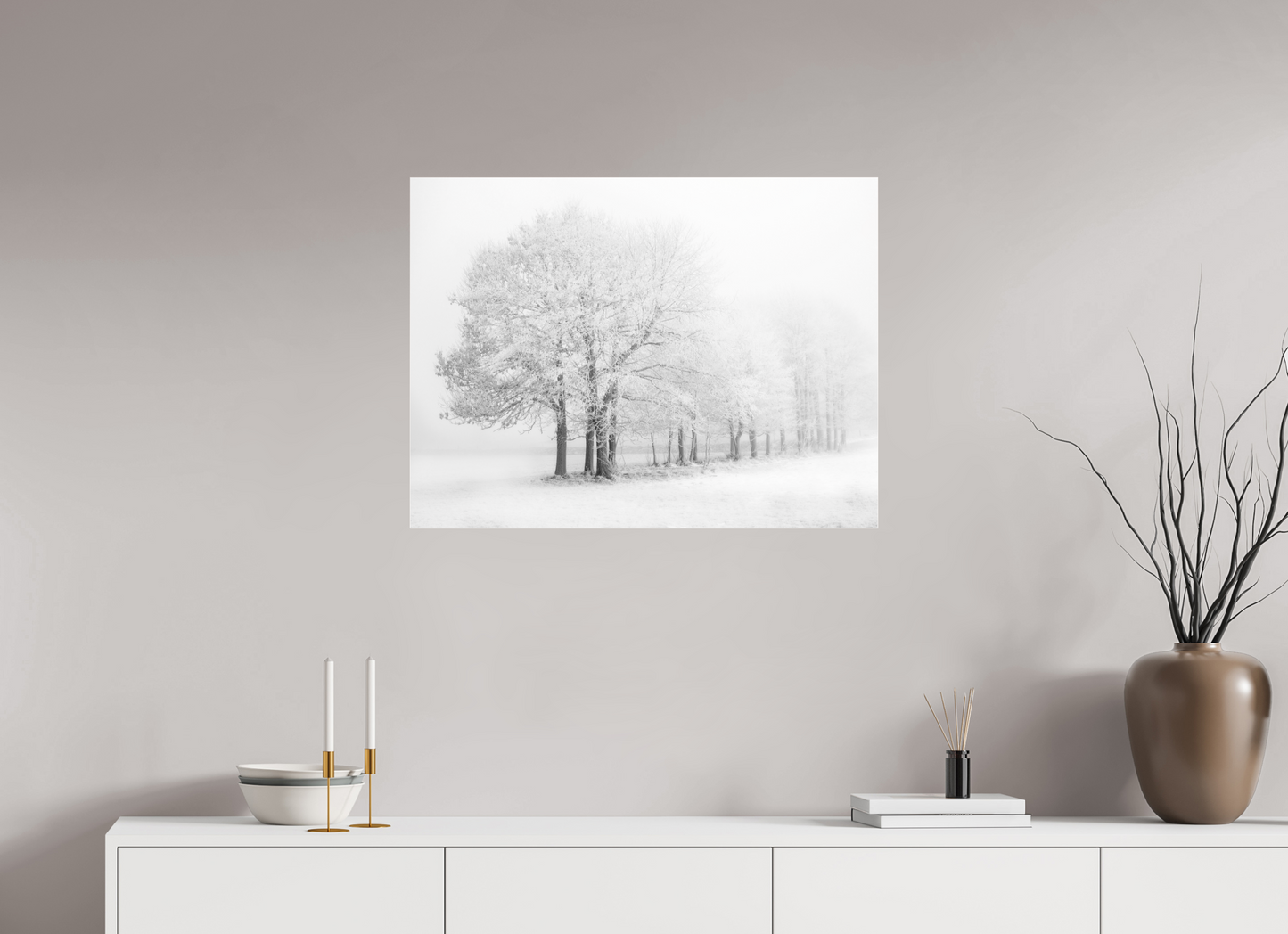 80 x 60 cm, Tirage noir et blanc sur plaque alu, avec une protection en plexiglass (durabilité-profondeur) Arbres givrés dans un paysage enneigé et brumeux