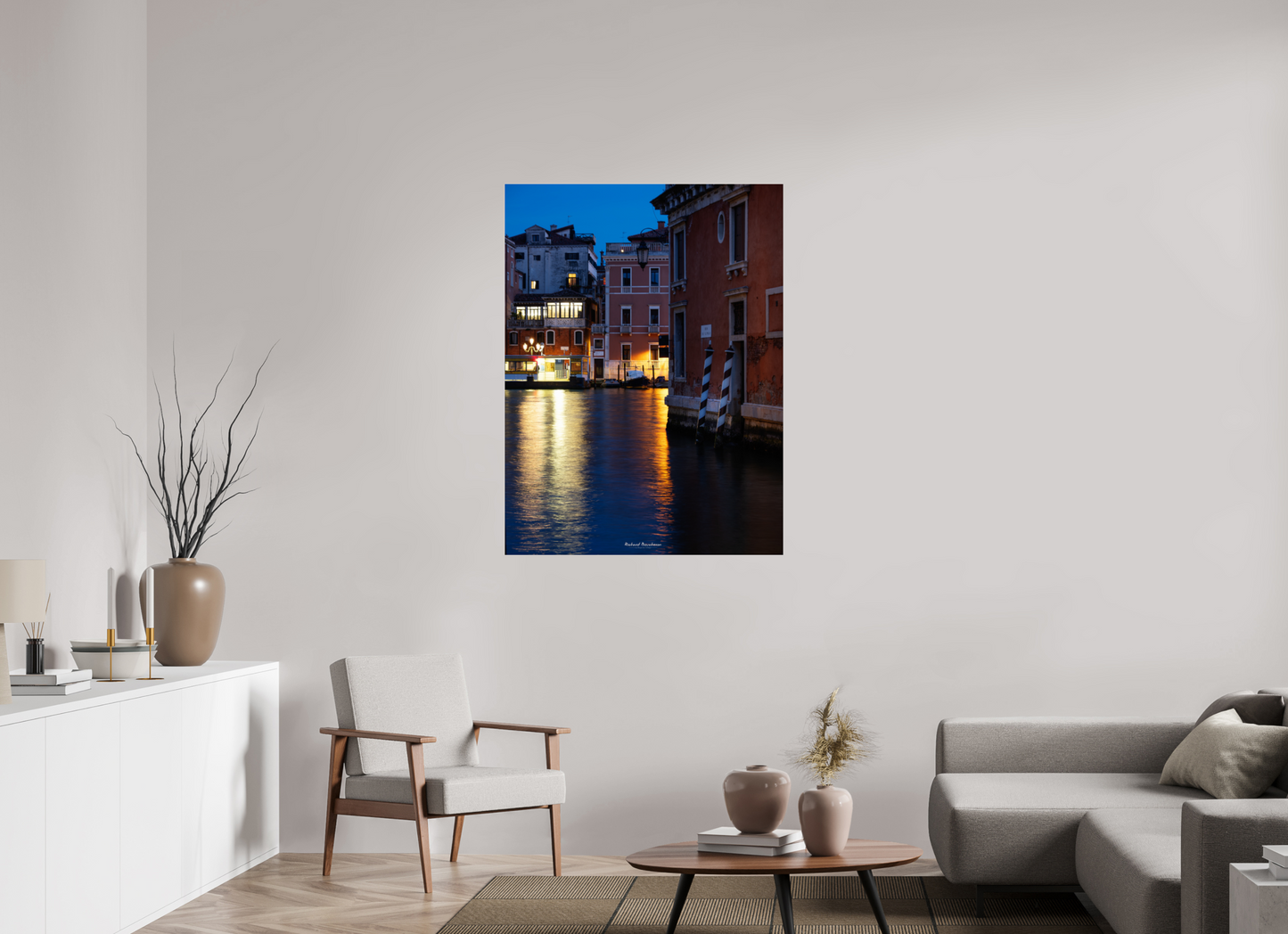90 x 120 cm, Tirage couleur sur support solide en aluminium, recouvert d’une protection transparente (plexiglas). Venise de Nuit : Ambiance Poétique sur les Canaux Illuminés