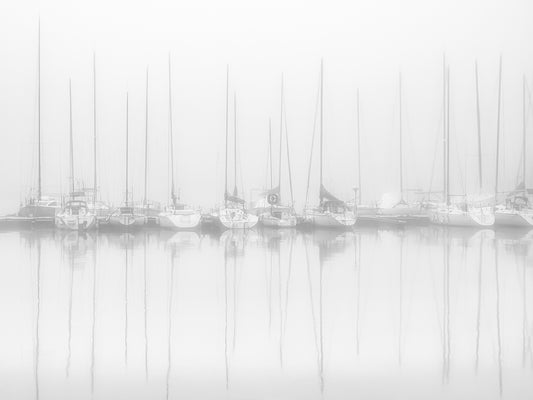 Voiliers au port par temps de brume – Photo atmosphérique