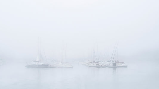 Mâts et brume – paysage marin apaisant