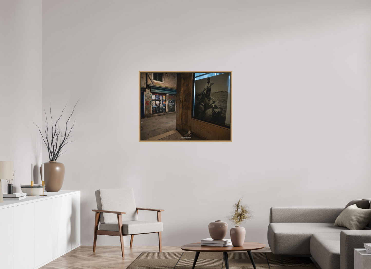 100 x 75 cm, Impression sur support rigide (Forex) avec cadre élégant type “caisse américaine” “Venise entre ombre et mémoire : art urbain et gondole intemporelle”
