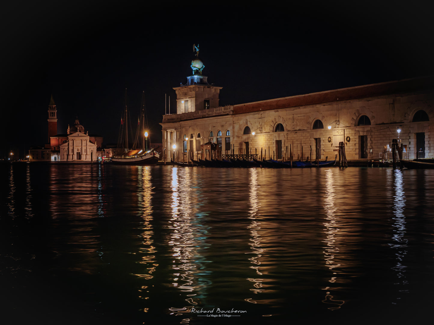 Venise de nuit – Punta della Dogana illuminée