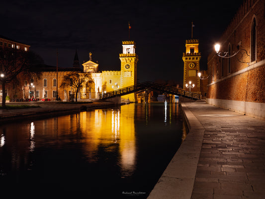 Venice by Night – The Illuminated Arsenal and its Historic Bridges