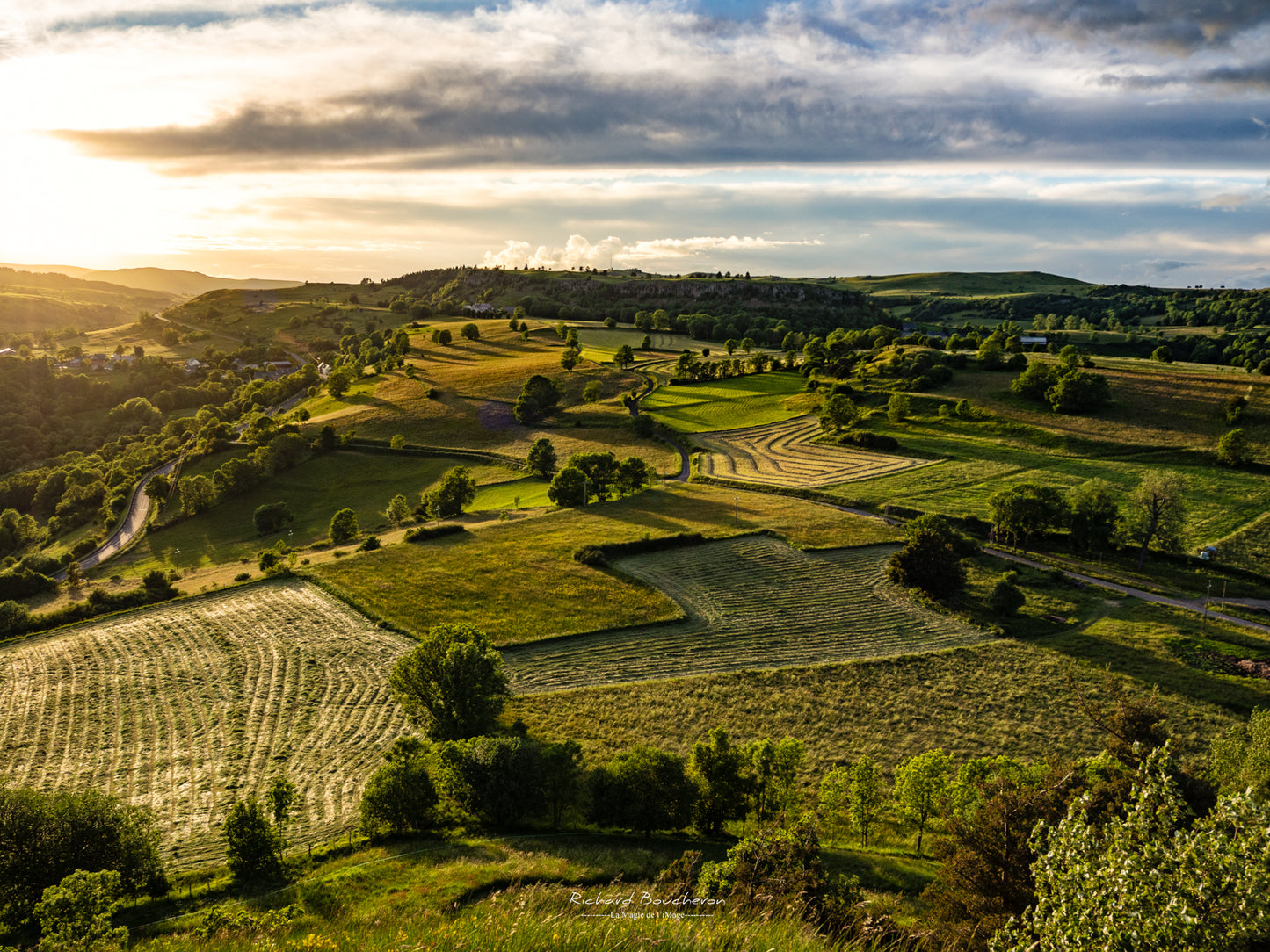 Paysage d'Auvergne en période de fenaison
