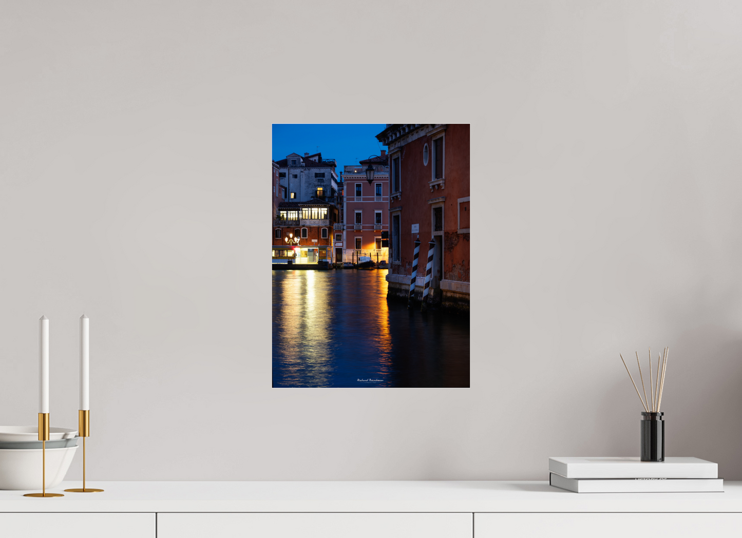 30 x 40 cm, Tirage couleur sur support solide en aluminium, recouvert d’une protection transparente (plexiglas). Venise de Nuit : Ambiance Poétique sur les Canaux Illuminés