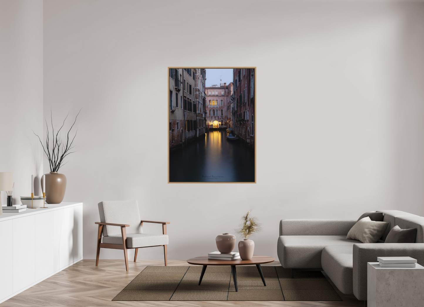 105 x 140 cm, Impression sur support rigide (Forex) avec cadre élégant type “caisse américaine” Venise au Crépuscule : Canal Illuminé et Atmosphère Romantique