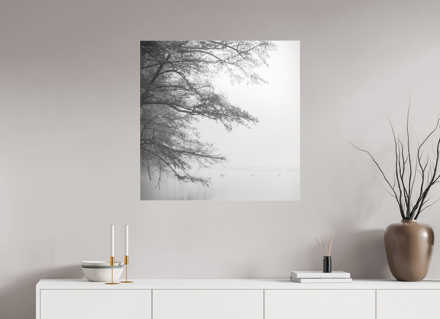 80 x 80 cm, Tirage noir et blanc sur plaque alu, avec une protection en plexiglass (durabilité-profondeur) Au petit matin, dans la brume | Photographie paysage hivernal minimaliste noir et blanc