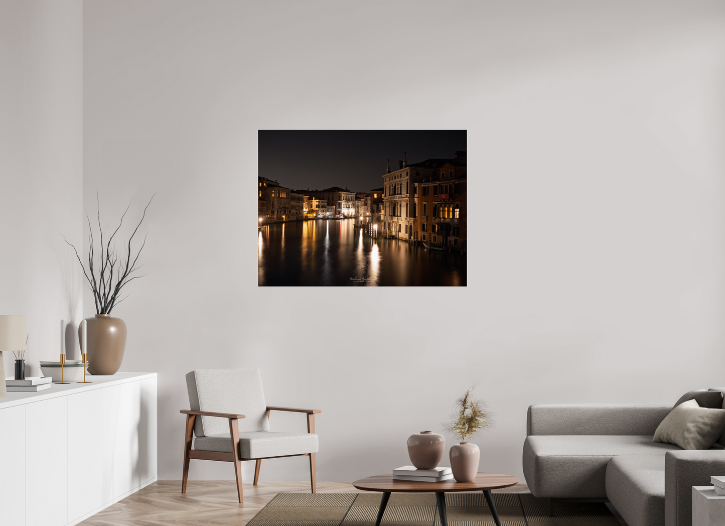 120 x 90 cm, Tirage couleur sur support solide en aluminium, recouvert d’une protection transparente (plexiglas). Venise by night – Reflets dorés sur le Grand Canal