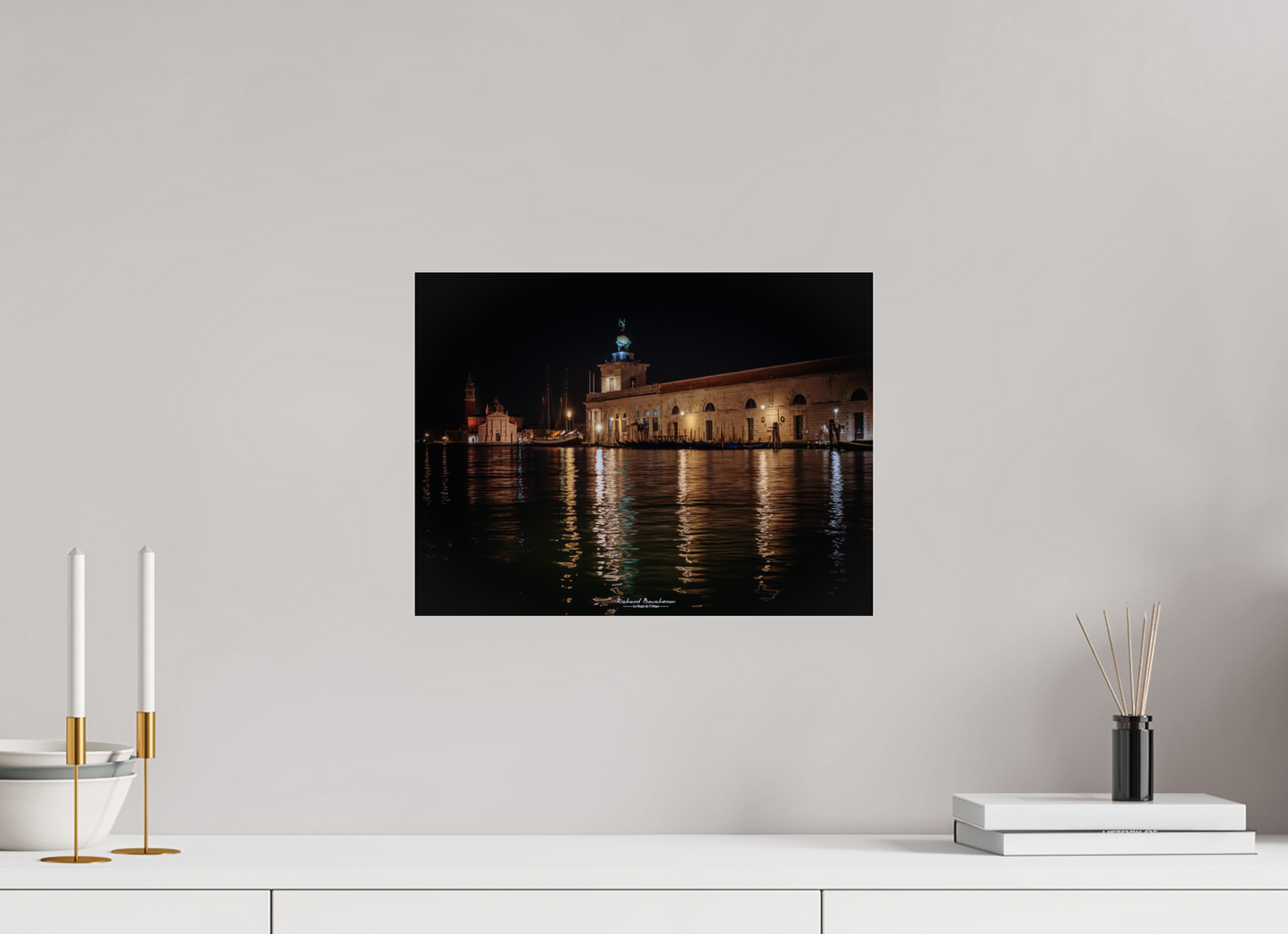 40 x 30 cm, Tirage couleur sur support solide en aluminium, recouvert d’une protection transparente (plexiglas). Venise de nuit – Punta della Dogana illuminée