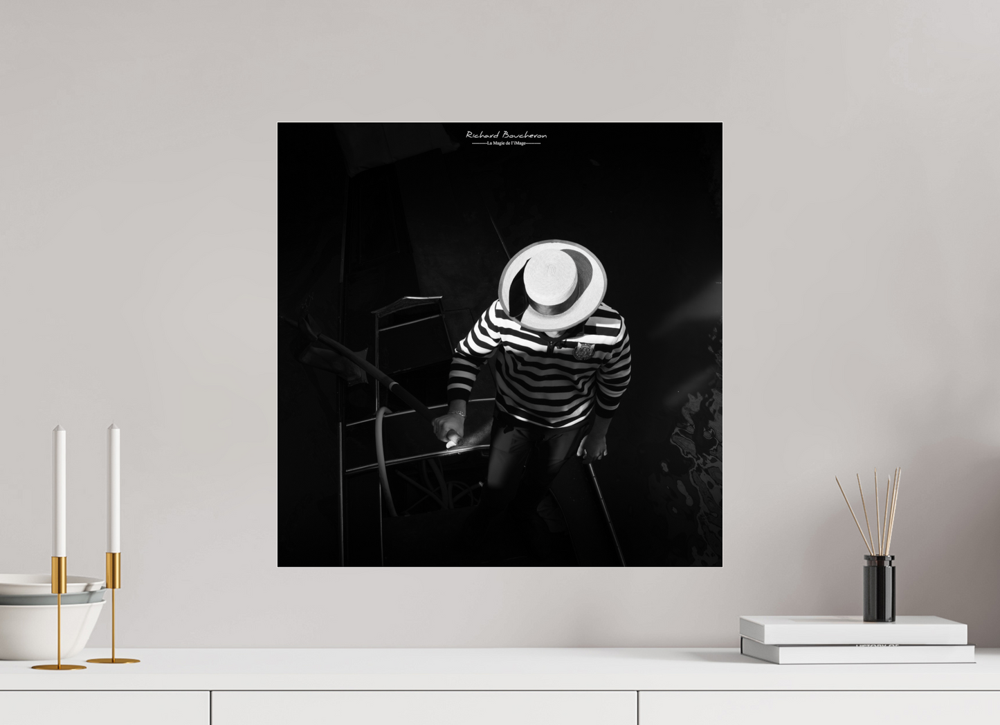 50 x 50 cm, Tirage noir et blanc sur plaque alu, avec une protection en plexiglass (durabilité-profondeur) Jeu d’ombres sur un gondolier