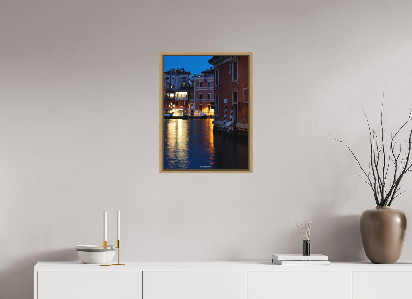 45 x 60 cm, Impression sur support rigide (Forex) avec cadre élégant type “caisse américaine” Venise de Nuit : Ambiance Poétique sur les Canaux Illuminés
