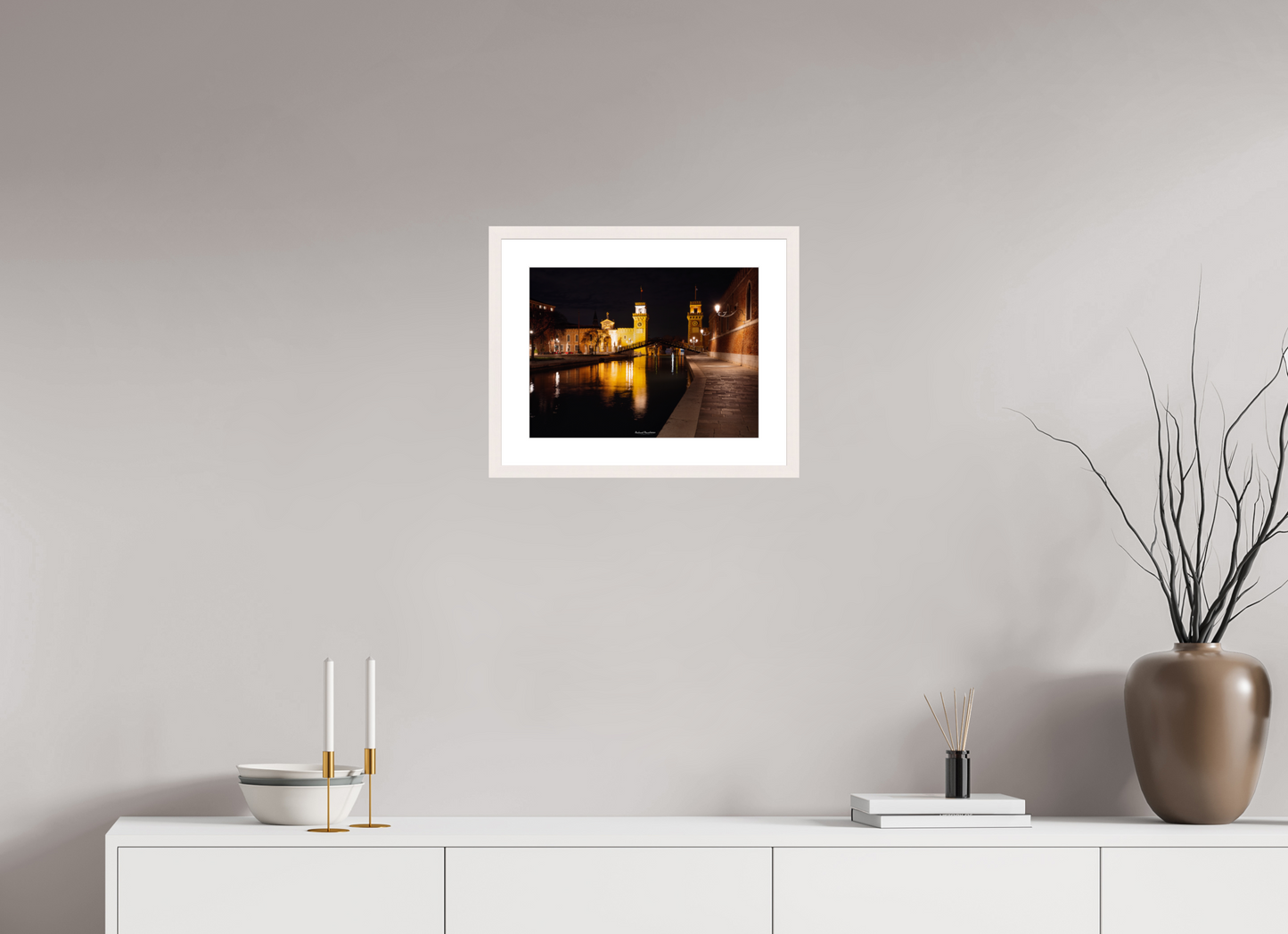 40 x 30 cm, Tirage Fine Art 30×40 cm — Passe-partout — Cadre Venise nocturne – L’Arsenal illuminé et ses ponts historiques