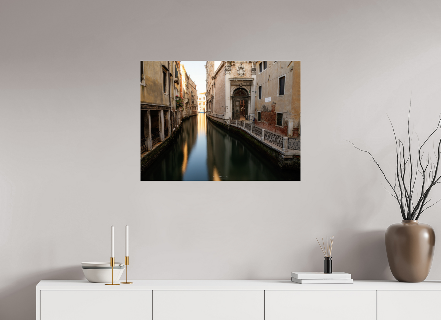 80 x 60 cm, Tirage couleur sur support solide en aluminium, recouvert d’une protection transparente (plexiglas). Venise au crépuscule : canal silencieux et lumière dorée