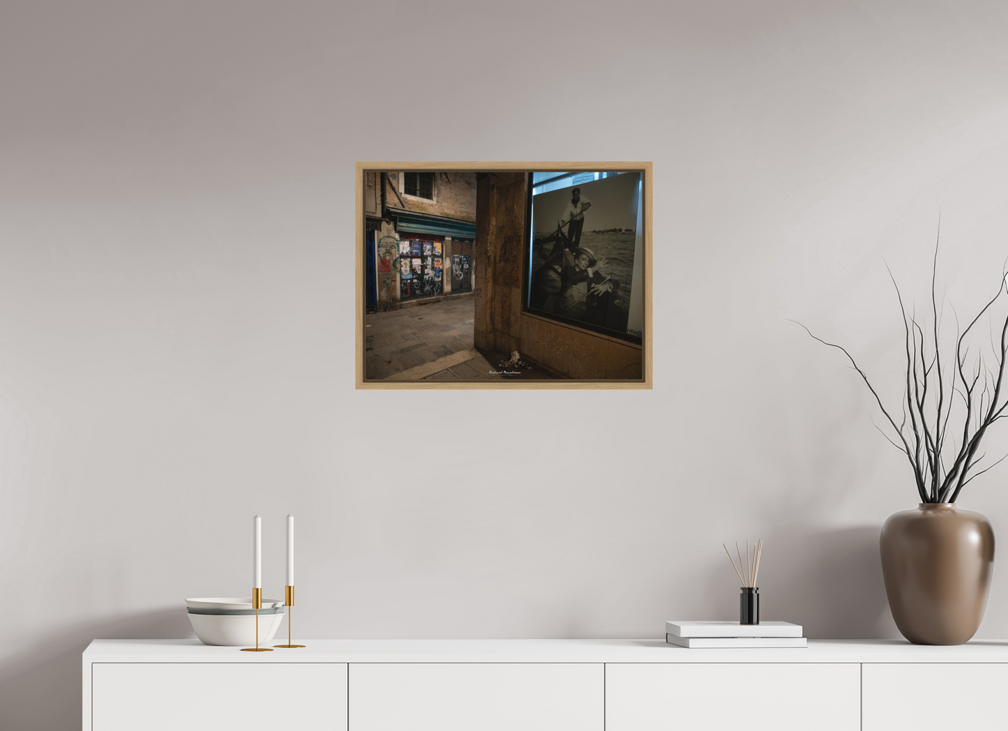 60 x 45 cm, Impression sur support rigide (Forex) avec cadre élégant type “caisse américaine” “Venise entre ombre et mémoire : art urbain et gondole intemporelle”