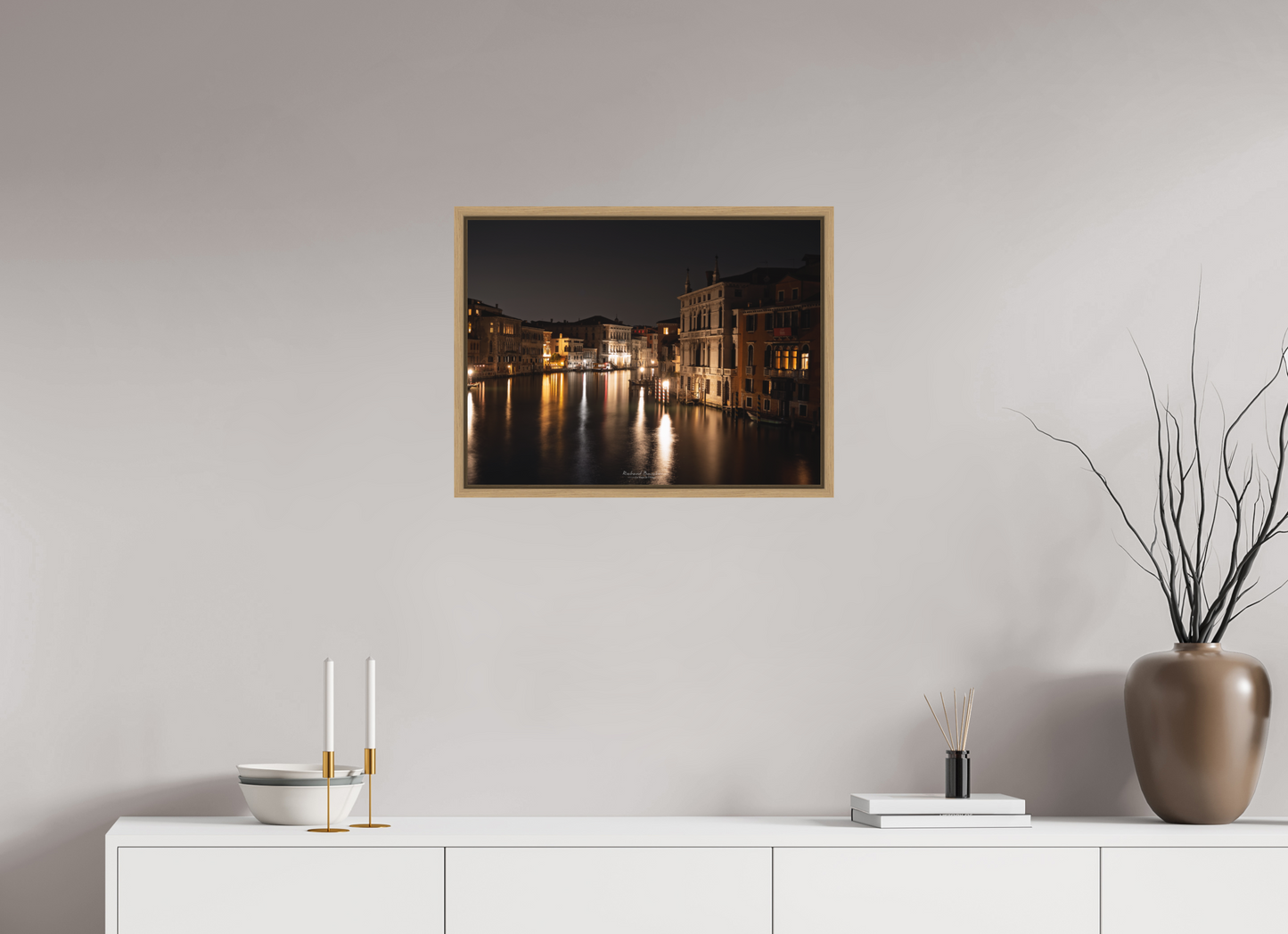 60 x 45 cm, Impression sur support rigide (Forex) avec cadre élégant type “caisse américaine” Venise by night – Reflets dorés sur le Grand Canal