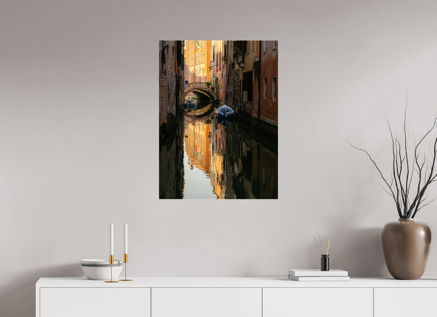 60 x 80 cm, Tirage couleur sur support solide en aluminium, recouvert d’une protection transparente (plexiglas). Venise intime : un canal silencieux baigné de lumière